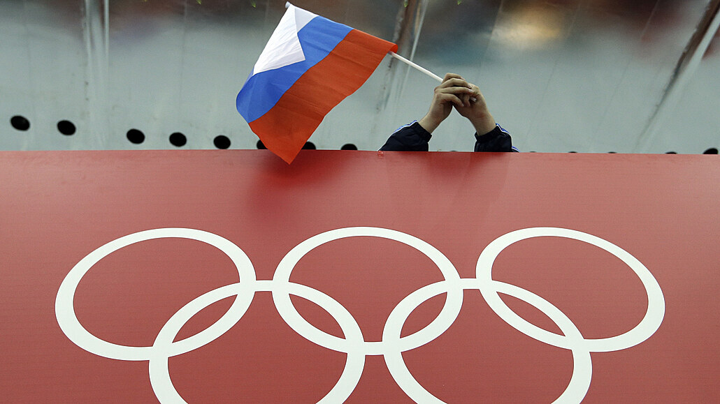 Ruská vlajka na pozadí olympijských kruhů