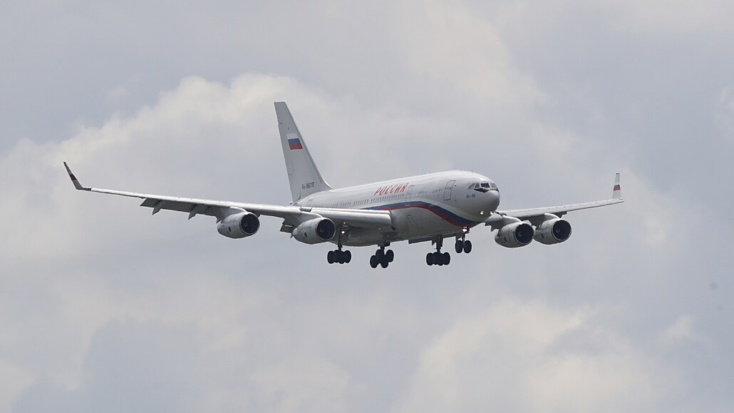 V Praze přistává ruské letadlo, které má do země dopravit vyhoštěné pracovníky...