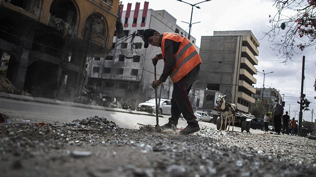 Palestintí pracovníci istí ulice po pímí, které zavládlo po 11denní válce...