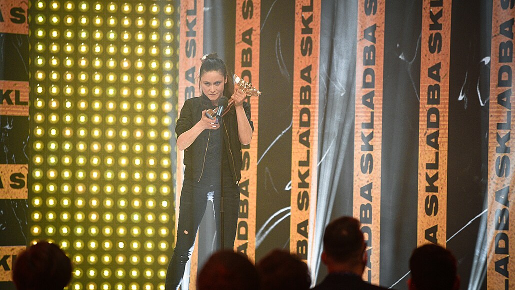 Lenka Dusilová p�ebírá Cenu And�l za skladbu roku. (29. kv�tna 2021)