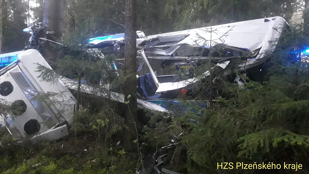 Na Klatovsku vyjel �idi� ze silnice a narazil do stromu. (20. 5. 2021)