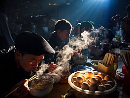 V kategorii Jídlo u stolu zvítzil snímek Snídan na trhu od Thong Nguyen z...