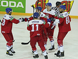 Čeští hokejisté se radují z druhé branky v síti Běloruska.