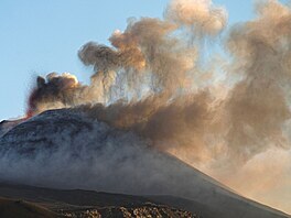 Italsk sopka Etna se opt probudila k ivotu. V letonm roce u podruh, pi...