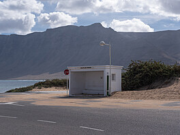 Autobusová zastávka ve msteku Caleta de Famara. Pohyb hromadnou dopravou je...