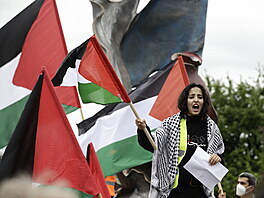 Organizátoi rozdávali palestinské vlajeky. eníci pirovnávali okupaci Gazy...