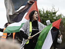 Úastníci propalestinské demonstrace skandovali hesla napíklad Palestina bude...