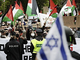 Prvod desítek lidí na podporu Palestiny se v pátek potkal u izraelské ambasády...
