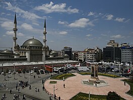 Na istanbulském námstí Taksim slavnostn oteveli novou meitu. (28. kvtna...