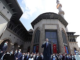 Turecký prezident Recep Tayyip Erdogan na istanbulském námstí Taksim...