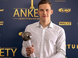 Nejlep hr ligy za ronk 2020/2021 Luk Provod pzuje s trofej.