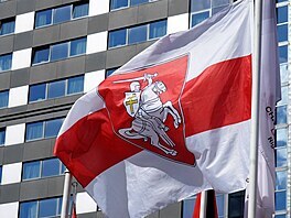 Historický prapor považovaný v Bělorusku za symbol opozice proti prezidentovi...
