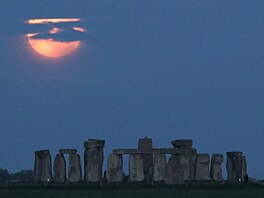 Tradin jsou superúplky fotografovány spolu se Stonehenge. Bylo tomu i u...