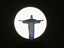 Superúplňek září za sochou Krista Spasitele v brazilském Rio de Janeiru ve...