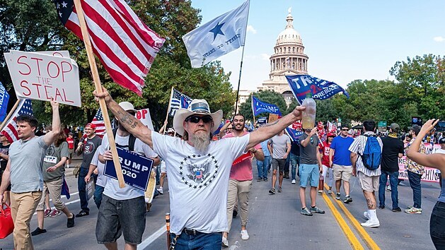 Protrumpovská demonstrace v texaském Austinu (7. listopadu 2020)