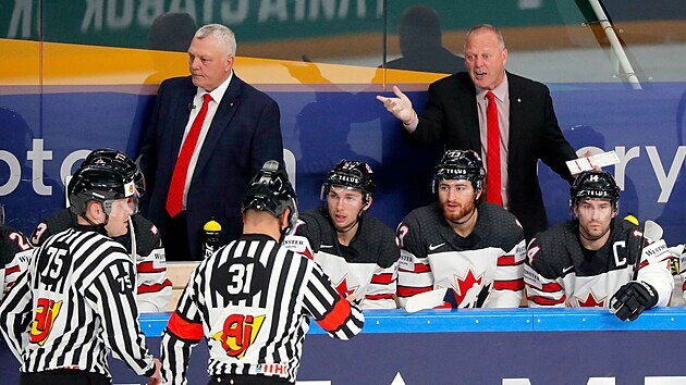 Hlavní kouč kanadských hokejistů Gerard Gallant (vpravo nahoře) se zlobí na rozhodčí.