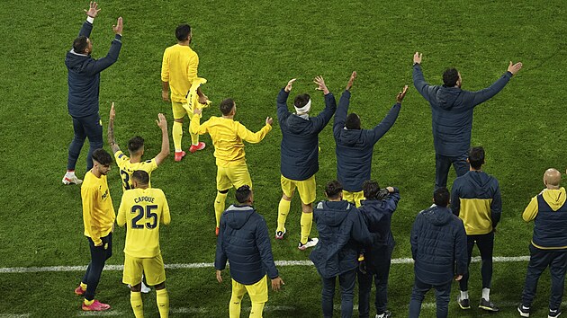 Fotbalist Villarrealu gestikuluj bhem penaltovho rozstelu ve finle Evropsk ligy.
