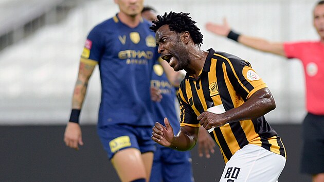 EXOTICK ANGAM. Wilfried Bony v dresu tmu Al-Ittihad ze Sadsk Arbie.