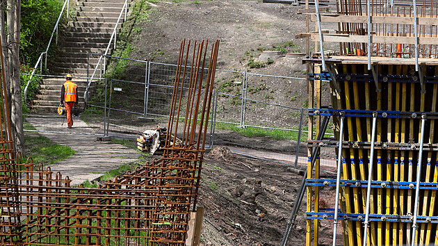 Stavba lvky pro p pes kolejit ndra v Chebu. (20. kvtna 2021)