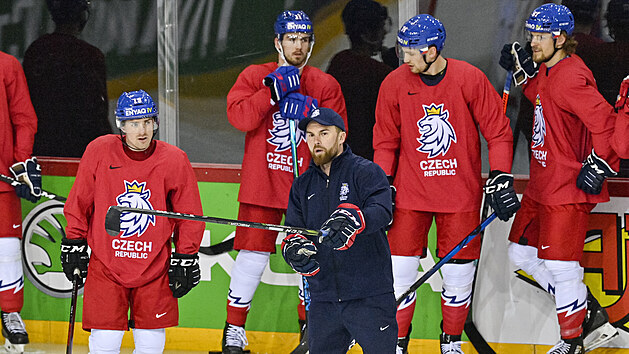 Trenér české hokejové reprezentace Filip Pešán uděluje pokyny hráčům na tréninku před utkání s Ruskem.