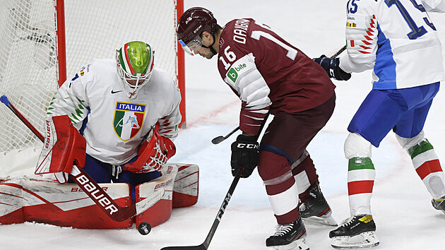 Lotyšský útočník Kaspars Daugavinš se snaží překonat italskéoh brankáře Justina Fazia.