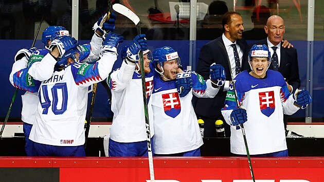 Slovenští hokejisté slaví velké vítězství nad Ruskem. V pozadí zcela vpravo jejich trenér Craig Ramsay.