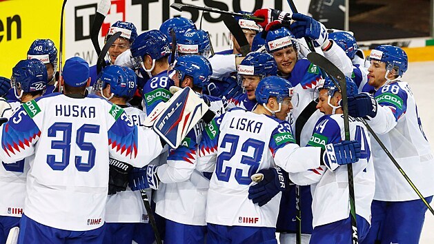 Slovent hokejist oslavuj vhru nad Ruskem ve skupin A na MS v Lotysku.