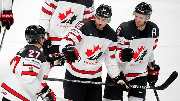 Kanadsk hokejista Paul Nick slav gl proti Nmecku, gratuluj mu Michael Bunting, Mario Ferraro a Colin Miller.