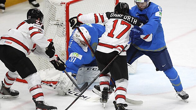 Kazašský gólman Andrej Šutov zasahuje proti šanci kanadské šanci.