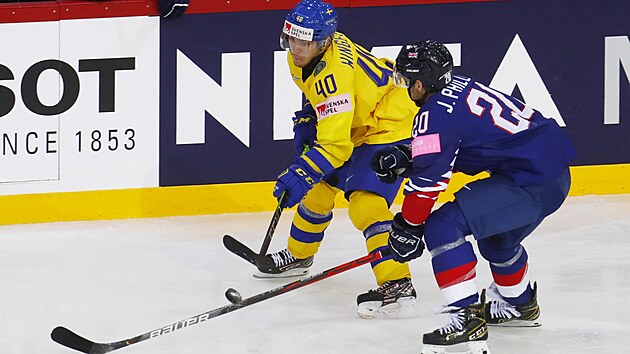 Švédský útočník Andreas Wingerli (vlevo) se snaží přihrát přes britského soupeře Jonathana Phillipse.