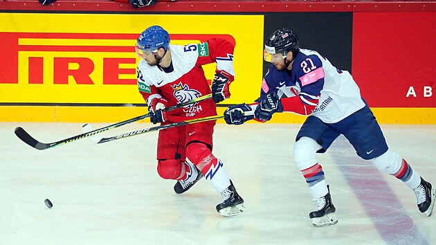 Britský hokejista Mike Hammond hákuje českého útočníka Michaela Špačka.