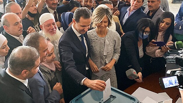 Syrsk prezident Bar Asad odevzdv hlas ve volbch hlavy sttu. (26. kvtna 2021)