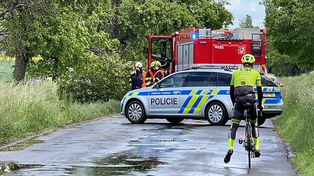 U Českého Brodu skončilo auto mimo silnici a narazilo do stromu. (29. května 2021)