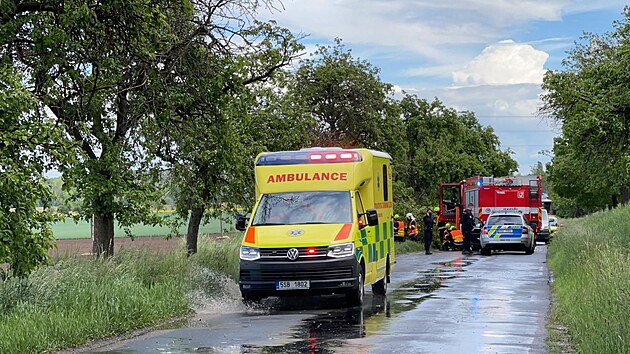 U Českého Brodu skončilo auto mimo silnici a narazilo do stromu. (29. května 2021)