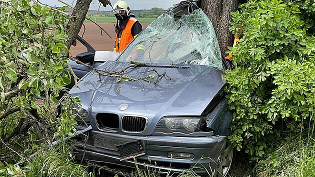 K vážné havárii osobního auta došlo v sobotu po poledni u Českého Brodu. (28. května 2021)