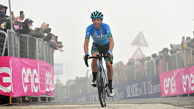 Lorenzo Fortunato se t do cle na Zoncolanu a vtz ve 14. etap Giro d'Italia.