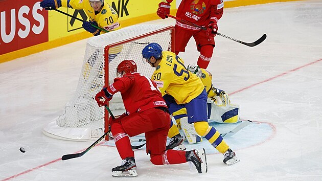 Momentka ze zápasu mezi Švédskem (ve žlutém) a Běloruskem