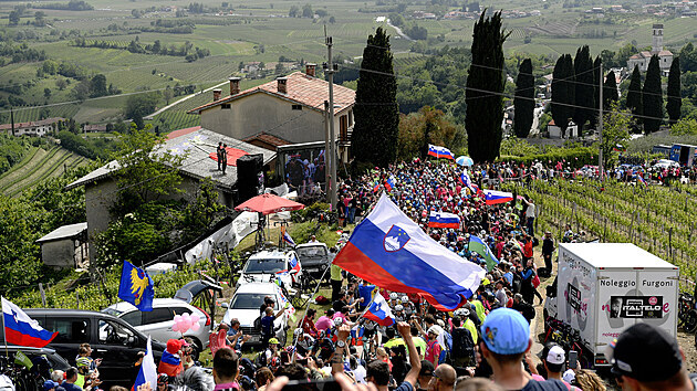 Cyklist v prbhu 15. etapy Gira, kter vede a ke slovinskm hranicm s Itli.
