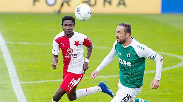 Momentka ze zpasu Jablonec - Slavia. Na snmku zleva Oscar Dorley ze Slavie a Martin Doleal z Jablonce