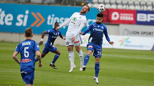 Souboj Jiho Skalka (vlevo) s Martinem Hlou pi zpase Olomouc - Mlad Boleslav