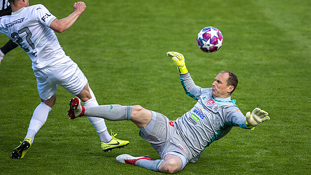 Utkn 33. kola prvn fotbalov ligy: SK Dynamo esk Budjovice - 1.FC Slovcko. Zleva Michal Tomi ze Slovcka a brank eskch Budjovic Jaroslav Drobn.