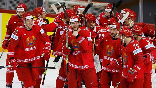 Radost běloruských hokejistů po historické výhře nad Švédskem