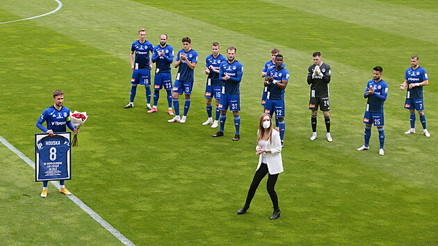 Ped utknm Olomouc - Mlad Boleslav. Na snmku David Houska (vlevo) s pamtenm dresem ped utknm.