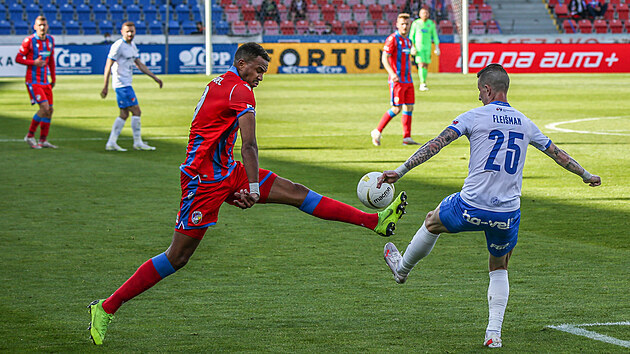 Jean-David Beauguel z Plzn (vlevo) v souboji o m s Jim Fleimanem z FC Bank Ostrava