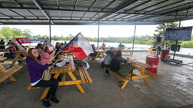 Přírodní koupaliště Poděbrady na Olomoucku se stalo místem, kde na terase restaurace sledovali hokejoví fanoušci utkání české hokejové reprezentace.