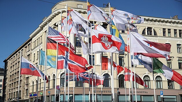 Starosta lotysk metropole Martin Stakis a ministr zahraninch vc Edgars Rinkevis bloruskou  vlajku nahradili blo-erveno-blm praporem. (24. kvtna 2021)