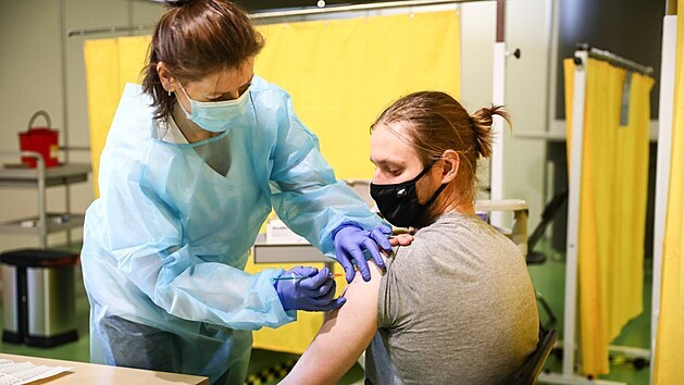 Zdravotnice podv mui vakcnu v okovacm centru v Krakov. (7. kvtna 2021)