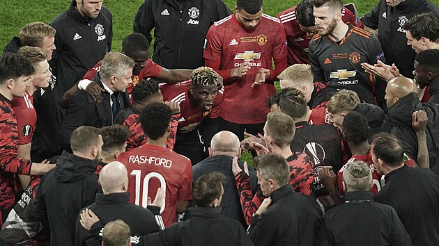 Paul Pogba (Manchester United) burcuje spoluhre ped prodlouenm finlovho zpasu Evropsk ligy.