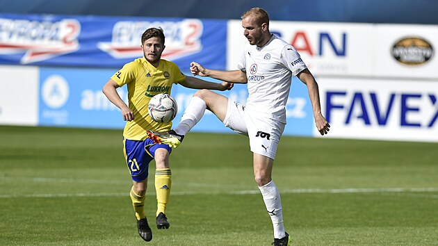 Vlastimil Danek (vpravo) ze Slovcka se sna zpracovat balon, ze strany k nmu b zlnsk Pedro Martnez.