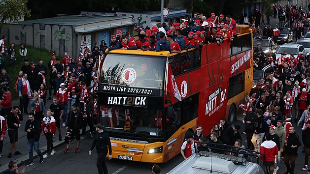 Fotbalist Slavie slav ligov titul v ulicch Prahy.